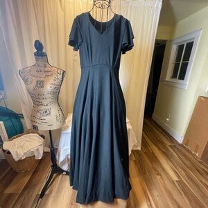 Chic Black Maxi Dress with Flutter Sleeves M